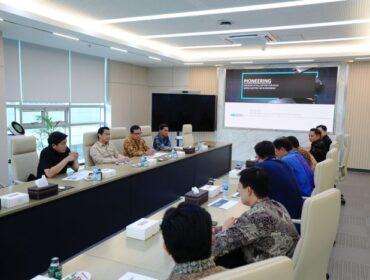 Deputi Bidang Koordinasi Perniagaan dan Ekonomi Digital Kemenko Perekonomian Ali Murtopo rombongan bersama jajarannya saat melakukan pertemuan dengan jajaran PT HLI Green Power. (Foto : Kemenko Perekonomian )