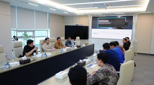 Deputi Bidang Koordinasi Perniagaan dan Ekonomi Digital Kemenko Perekonomian Ali Murtopo rombongan bersama jajarannya saat melakukan pertemuan dengan jajaran PT HLI Green Power. (Foto : Kemenko Perekonomian )