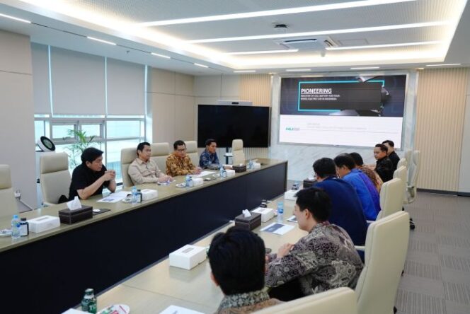 
					Deputi Bidang Koordinasi Perniagaan dan Ekonomi Digital Kemenko Perekonomian Ali Murtopo rombongan bersama jajarannya saat melakukan pertemuan dengan jajaran PT HLI Green Power. (Foto : Kemenko Perekonomian )