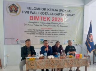Ketua PWI  DKI Jakarta Kesit B Handdoyo saat memaparkan materinya dalam acara  BIMTEK 2025 Pokja PWI Wali Kota Jakarta Pusat. (Foto : PWI Jakpus)