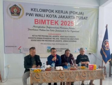 Ketua PWI  DKI Jakarta Kesit B Handdoyo saat memaparkan materinya dalam acara  BIMTEK 2025 Pokja PWI Wali Kota Jakarta Pusat. (Foto : PWI Jakpus)