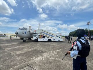 Suasana simulasi pengamanan udara di Lanud hasanuddin Makssar Sulsel . (Foto : Puspem TNI)