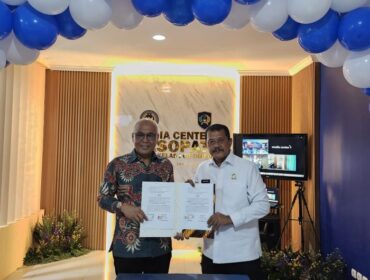 Ketua PWI Pusat dan Dirjenpas Mashudi saat menunjukan nota MoU. (Foto : Humas PWI Pusat)