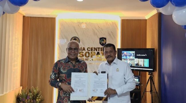 Ketua PWI Pusat dan Dirjenpas Mashudi saat menunjukan nota MoU. (Foto : Humas PWI Pusat)