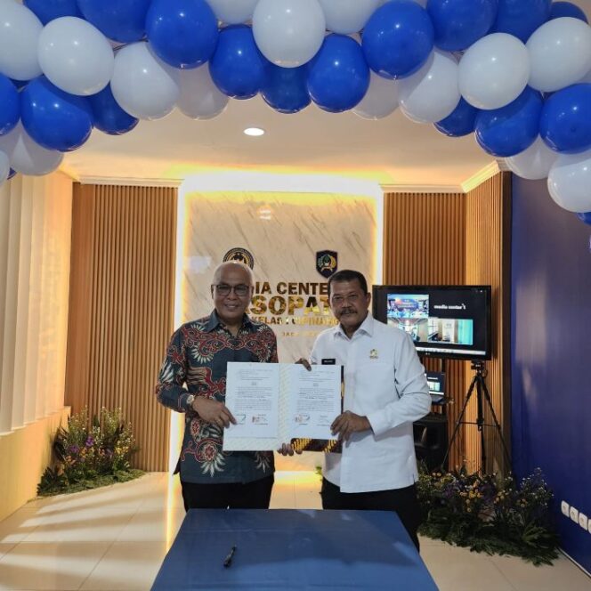 
					Ketua PWI Pusat dan Dirjenpas Mashudi saat menunjukan nota MoU. (Foto : Humas PWI Pusat)