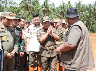 Meneteri Dalam Negeri Tito karnavian saat meninjau langsung lokasi bencana longsor di Cilacap Jawa Tengah. (Foto : Puspen Kemendagri) 