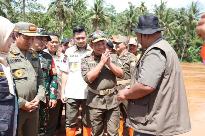 
					Meneteri Dalam Negeri Tito karnavian saat meninjau langsung lokasi bencana longsor di Cilacap Jawa Tengah. (Foto : Puspen Kemendagri) 