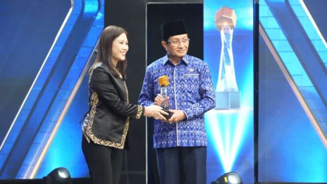 
					Menteri Agama Nasaruddin Umar saat menerima pernghargaan Anugerah Penggerak Nusantara 2025. (Foto : Humas Kemenag)