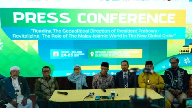 
					Menteri Agama nasaruddin Umar (Tengah ) saat melakukan konferensi pers International Seminar and Conference of the Malay-Islamic World di Universitas Islam Negeri Sumatera Utara (UINSU), (Foto : Humas Kemenag)