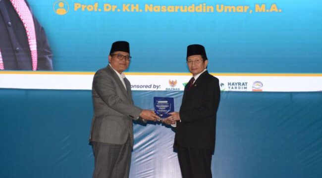 Menteri Agama Nasaruddin Umar saat menerima  plakat dari Rektor  UIN  Syarif Hidayatullah Jakarta
Asep Jahar. (Foto : Humas Kemenag)