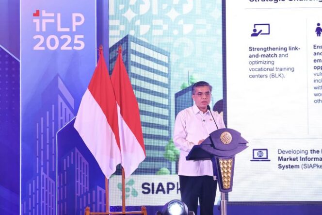 
					Menteri Tenaga Kerja Yassierli saat membuka acara Indonesian Forum and Labour Productivity (IFLP) bertema 'Gig Workers: Flexibility and Vulneralibity from Multiple Perspective' di Jakarta, Selasa (25/11/2025).. (Foto: Humas Kemnaker)