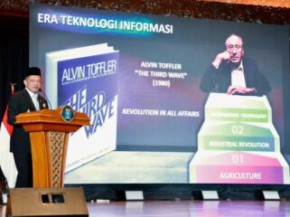 Menderi Dalam Negeri Tito  Karnavian saat memberikan sambutan usai menerima penghargaan Adibhakti Sanapati. (Foto : puspen Kemendagri)