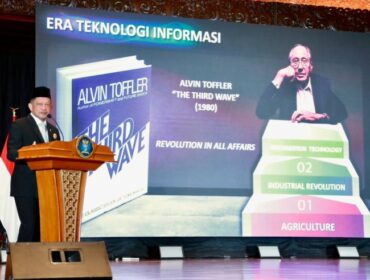 Menderi Dalam Negeri Tito  Karnavian saat memberikan sambutan usai menerima penghargaan Adibhakti Sanapati. (Foto : puspen Kemendagri)