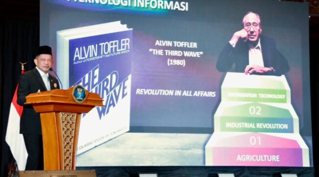 Menderi Dalam Negeri Tito  Karnavian saat memberikan sambutan usai menerima penghargaan Adibhakti Sanapati. (Foto : puspen Kemendagri)