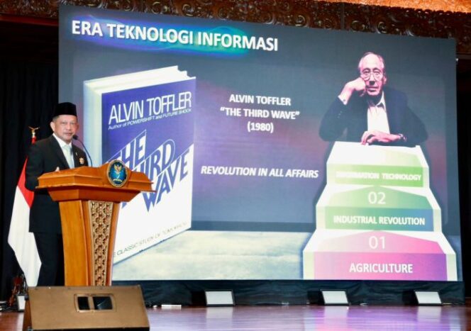 
					Menderi Dalam Negeri Tito  Karnavian saat memberikan sambutan usai menerima penghargaan Adibhakti Sanapati. (Foto : puspen Kemendagri)