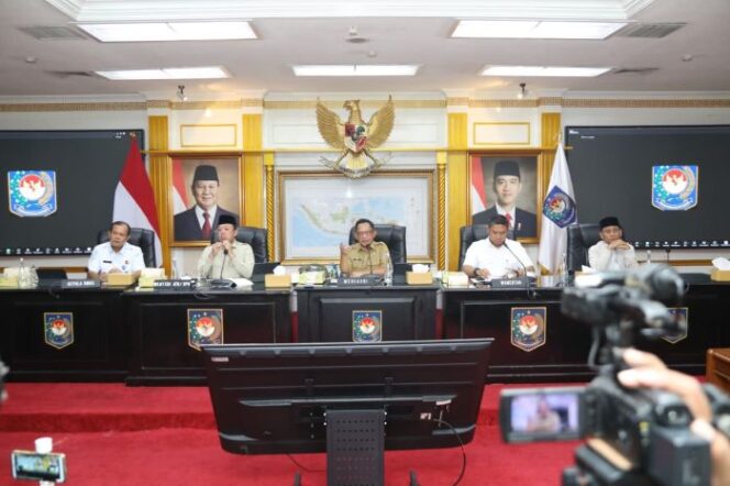 
					Menteri Dalam Negeri Tito Karnavian saat memimpin Rakor RTRW. (Foto : Kasuspen Kemendagri)