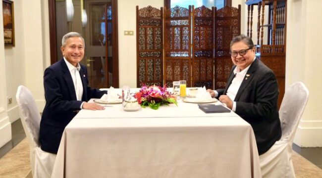 Menko Perekonomian Airlangga Hartarto saat bertemu dengan Minister of Foreign Affairs Singapore Vivian Balakrishnan. (Foto : Humas Kemenko Perekonomian )