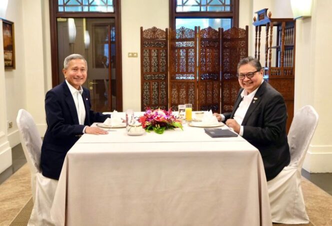 
					Menko Perekonomian Airlangga Hartarto saat bertemu dengan Minister of Foreign Affairs Singapore Vivian Balakrishnan. (Foto : Humas Kemenko Perekonomian )