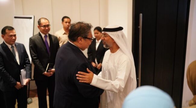 Menteri Koordinator Bidang Perekonomian Airlangga Hartarto menerima kunjungan  Menteri Energi dan Infrastruktur Uni Emirat Arab Suhail Mohamed Al . Mazrouei. (Foto : Humas Kemenko Perekonomian)