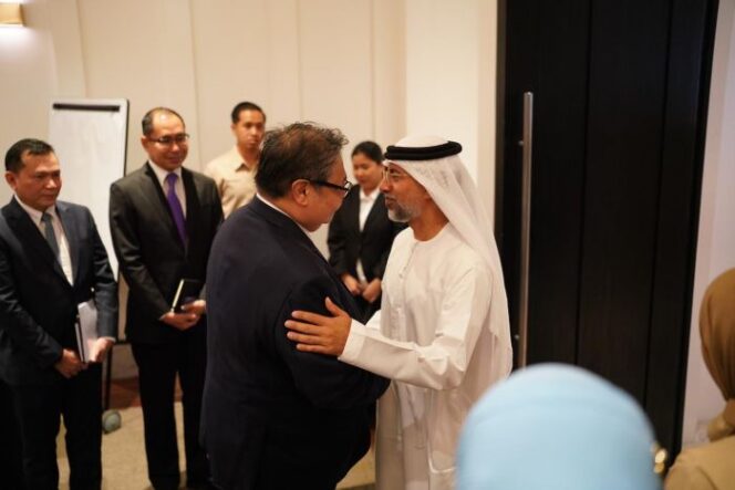 
					Menteri Koordinator Bidang Perekonomian Airlangga Hartarto menerima kunjungan  Menteri Energi dan Infrastruktur Uni Emirat Arab Suhail Mohamed Al . Mazrouei. (Foto : Humas Kemenko Perekonomian)
