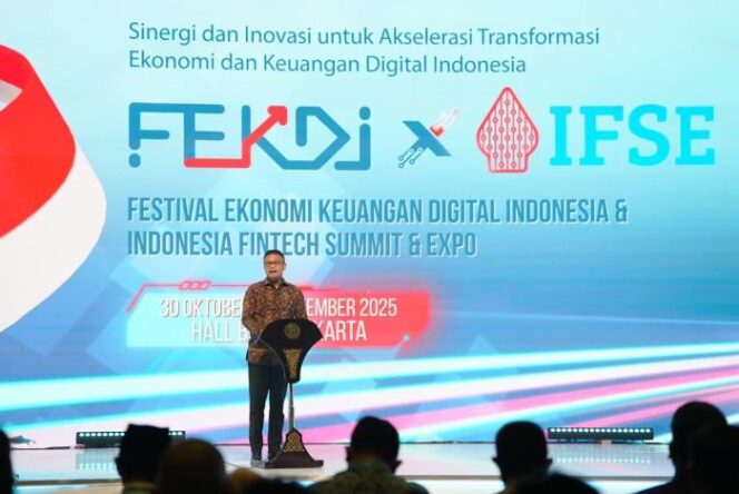 
					Plt. Sekretaris Jenderal Dewan Nasional Kawasan Ekonomi Khusus (KEK) Rizal Edwin Manansang, mewakili Kementerian Koordinator Bidang Perekonomian  saat memberikan sambutan dalam penutupan gelaran Rangkaian acara Festival Ekonomi Keuangan Digital Indonesia (FEKDI) dan Indonesia Fintech Summit and Expo (IFSE) 2025. (Foto : Humas Perekonomian)