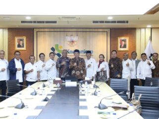 Ketua PWI Pusat Akhmad Munir dan jajaran pengurus saat diterima menteri Koperasi . (Foto : Humas PWI Pusat)