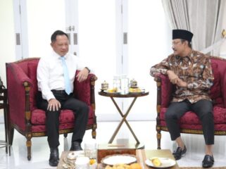 Mendagri Tito Karnavian saat menerima kunjungan Menteri Sosial  Saifullah Yusuf . (Foto : Puspen Kemendagri)