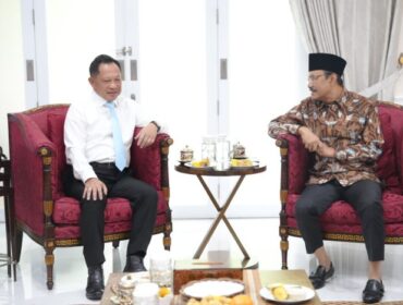 Mendagri Tito Karnavian saat menerima kunjungan Menteri Sosial  Saifullah Yusuf . (Foto : Puspen Kemendagri)