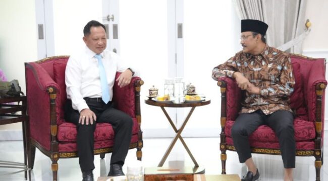 Mendagri Tito Karnavian saat menerima kunjungan Menteri Sosial  Saifullah Yusuf . (Foto : Puspen Kemendagri)