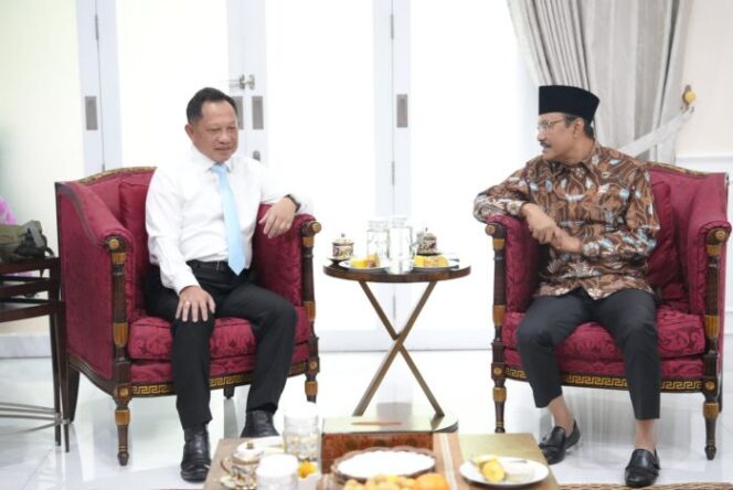 
					Mendagri Tito Karnavian saat menerima kunjungan Menteri Sosial  Saifullah Yusuf . (Foto : Puspen Kemendagri)