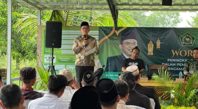 Anggota Komisi VIII DPR RI KH Maman Imanulhaq saat memberikan materi dala gelaran Workshop Peran Pemuda  Dalam Pemeliharaan Kerukunan Umat Beragama di Pesantren Ekologi Al-Mizan Wanajaya, . (Foto : Ist)