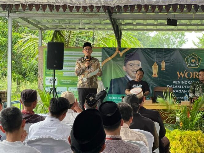 
					Anggota Komisi VIII DPR RI KH Maman Imanulhaq saat memberikan materi dala gelaran Workshop Peran Pemuda  Dalam Pemeliharaan Kerukunan Umat Beragama di Pesantren Ekologi Al-Mizan Wanajaya, . (Foto : Ist)