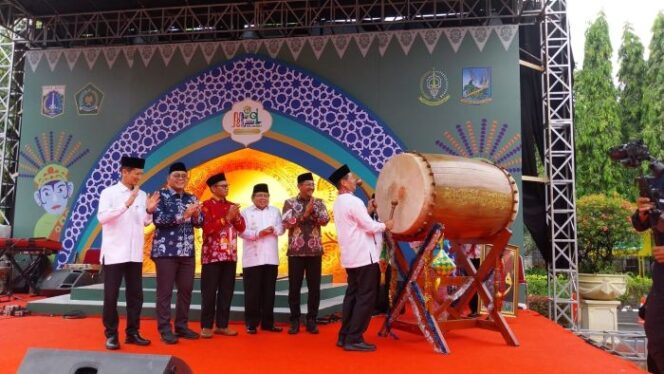 
					Wali Kota Arifin saat menghadiri Pembukaan MTQ ke-XXXI  tingkat Provinsi DKI Jakarta. (Foto L Budi Setiawan/ Pokja Jakpus)