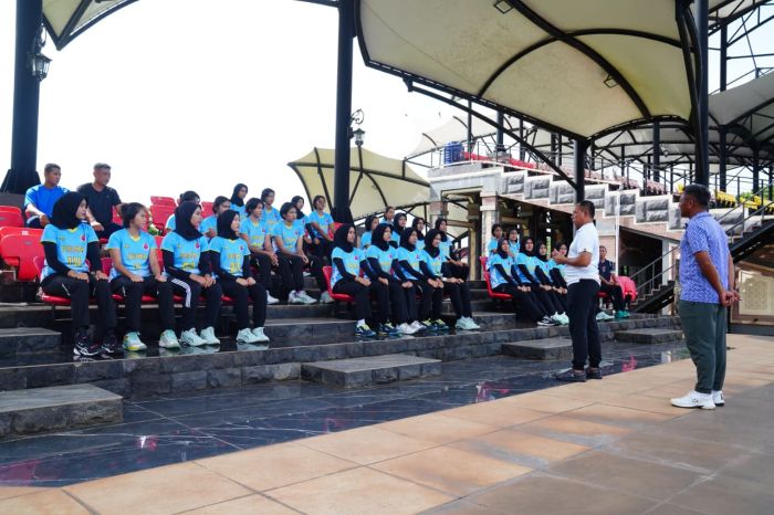 Panglima TNI Jenderal Agus Subiyanto saat memberikan motivasi kepada Atlet Bola Voly Mabes TINI. (Foto Puspen TNI)