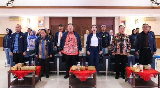 Wawali Kota Administrasi Jakarta Pusat Eric PZ Lumbun  (Nomor dua dari kanan) saat menghadiri pelantikan pengurus Pelti periode  2025-2029 (Foto : Kominfotik Jakpus)