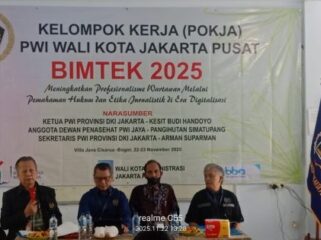  Wakil Ketua Bidang Kerja Sama, Kemitraan & Hubungan Antarlembaga, Tb Adhi  saat memandu jalannya BIMTEK 2025 Pokja PWI Jakpus ( Foto : PWI Jakpus)