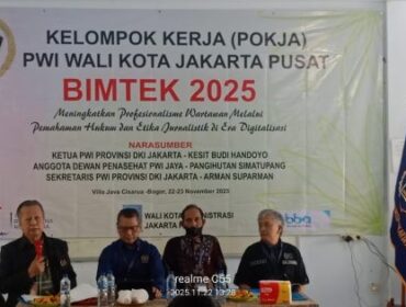  Wakil Ketua Bidang Kerja Sama, Kemitraan & Hubungan Antarlembaga, Tb Adhi  saat memandu jalannya BIMTEK 2025 Pokja PWI Jakpus ( Foto : PWI Jakpus)