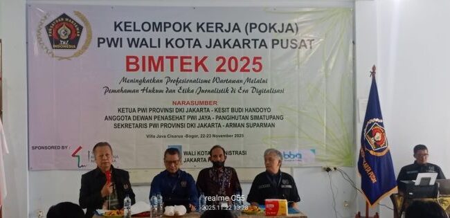 Wakil Ketua Bidang Kerja Sama, Kemitraan & Hubungan Antarlembaga, Tb Adhi  saat memandu jalannya BIMTEK 2025 Pokja PWI Jakpus ( Foto : PWI Jakpus)