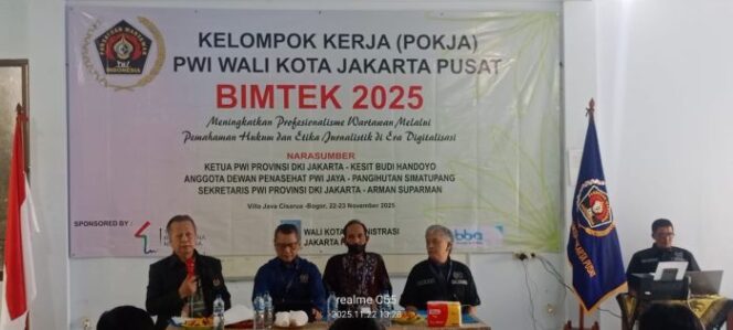 
					 Wakil Ketua Bidang Kerja Sama, Kemitraan & Hubungan Antarlembaga, Tb Adhi  saat memandu jalannya BIMTEK 2025 Pokja PWI Jakpus ( Foto : PWI Jakpus)