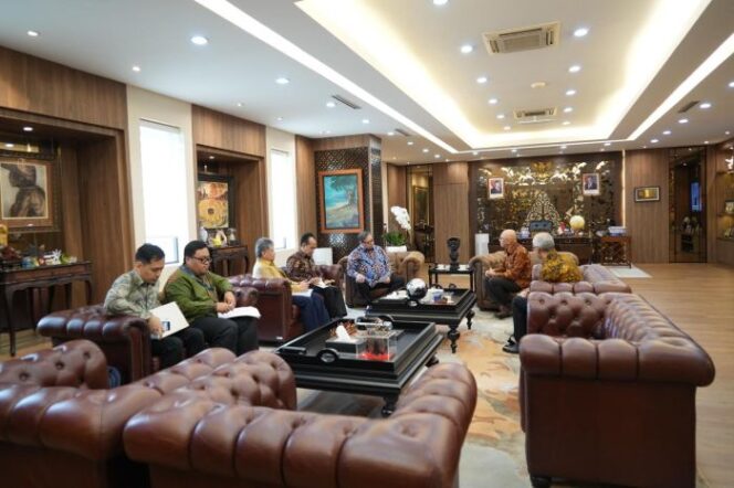 
					Menteri Koordinator Bidang Perekonomian Airlangga Hartarto saat menerima Duta Besar LBBP RI untuk Kerajaan Belgia merangkap Keharyapatihan Luksemburg dan Uni Eropa (UE) Andri Hadi, (Foto : Humas Kemenko Perekonomian)