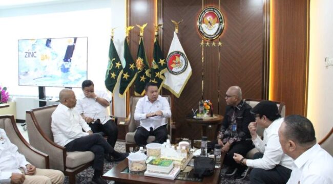 Ketya PWI Pusat Akhmad Munir beserta jajaran pengurus saat di terima  Penasihat Khusus Presiden Bidang Pertahanan Nasional, Jenderal (Purn) Dudung Abdurachman, di Kantor Penasihat Khusus Presiden Jakarta, pada Rabu (12/11).. (Foto : Humas PWI Pusat)