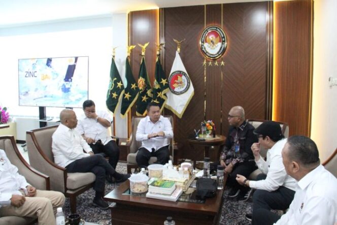 
					Ketya PWI Pusat Akhmad Munir beserta jajaran pengurus saat di terima  Penasihat Khusus Presiden Bidang Pertahanan Nasional, Jenderal (Purn) Dudung Abdurachman, di Kantor Penasihat Khusus Presiden Jakarta, pada Rabu (12/11).. (Foto : Humas PWI Pusat)