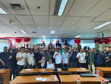 Para peserta Orientasi Kewartawanan dan Keorganisasian (OKK) PWI Jaya Angkatan ke-23 Tahun 2025 saat foto bersama usai mengikuti OKK. (Foto: Humas PWI  Jaya)