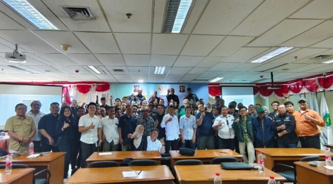 Para peserta Orientasi Kewartawanan dan Keorganisasian (OKK) PWI Jaya Angkatan ke-23 Tahun 2025 saat foto bersama usai mengikuti OKK. (Foto: Humas PWI  Jaya)