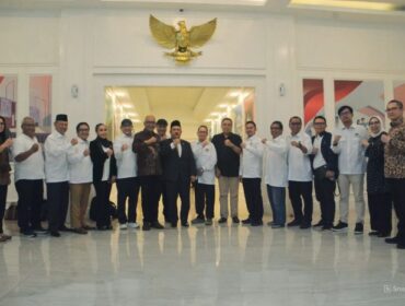 Ketua PWI Pusat Akhmad Munir bersama  jajaran pengurusnya saat foto bersama Menteri Perencanaan Pembangunan Nasional/Kepala Bappenas, Rahmat Pambudy usai melakukan pertemuan. (Foto : Humas PWI Pusat)