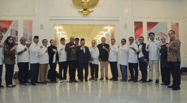 Ketua PWI Pusat Akhmad Munir bersama  jajaran pengurusnya saat foto bersama Menteri Perencanaan Pembangunan Nasional/Kepala Bappenas, Rahmat Pambudy usai melakukan pertemuan. (Foto : Humas PWI Pusat)