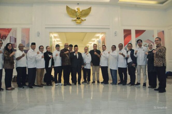 
					Ketua PWI Pusat Akhmad Munir bersama  jajaran pengurusnya saat foto bersama Menteri Perencanaan Pembangunan Nasional/Kepala Bappenas, Rahmat Pambudy usai melakukan pertemuan. (Foto : Humas PWI Pusat)