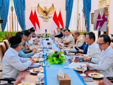 Menko Perekonomian Airlangga Hartarto berdampingan  dengan Presiden Prabowo Subianto saat mengikut Rapat Kabinet di istana negara (Foto : Humas Kemenko Perekonomian)