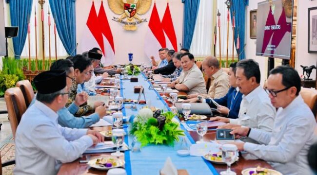 Menko Perekonomian Airlangga Hartarto berdampingan  dengan Presiden Prabowo Subianto saat mengikut Rapat Kabinet di istana negara (Foto : Humas Kemenko Perekonomian)