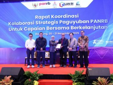 Menteri PANRB Rini Widyantini saat hadir di  Rapat Koordinasi Paguyuban PANRB Tahun 2025, di Bandung, Kamis (20/11/2025). (foto : Humas Kemen PANRB)